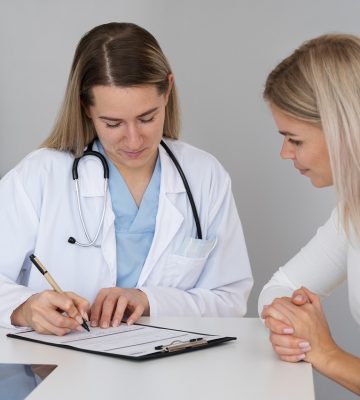 medium-shot-doctor-talking-patient